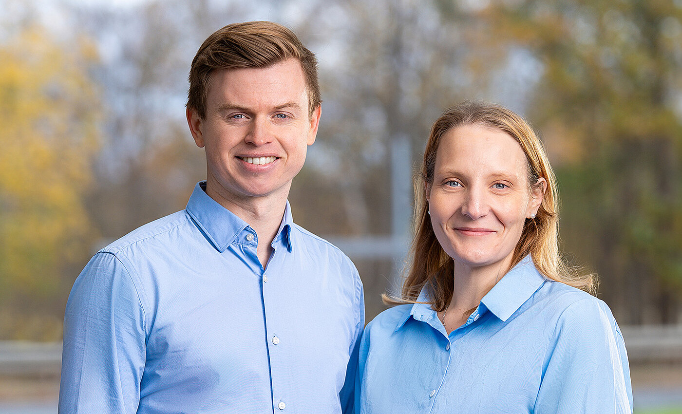 Ein lächelnder Mann und eine lächelnde Frau 