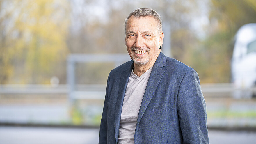 Ein lächelnder Mann im Anzug