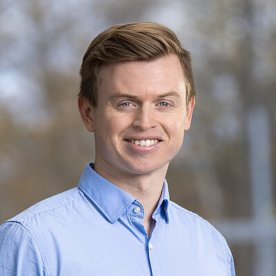 lächelnder, braunhaariger Mann